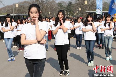 台学生穿“中国”字样服饰找马龙签名